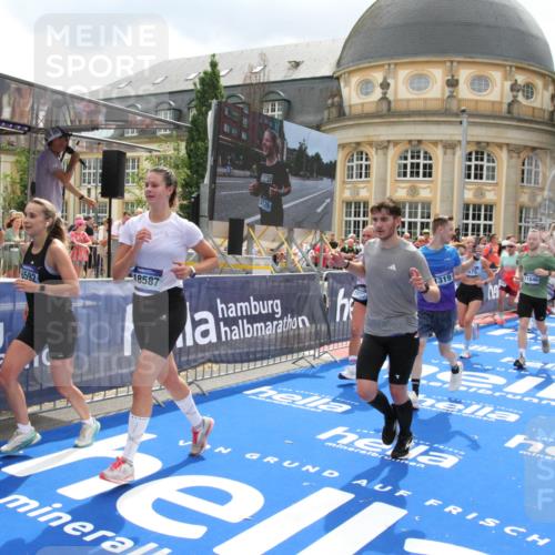 29.06.2025 - hella hamburg halbmarathon Michael Strokosch http://msf.ph/oto/8312473 29.06.2025 10:58:46 Ziel 1319, 2656, 2840, 5675, 6592, 8322, 8929, 10943, 11605, 11846, 12862, 13512, 13694, 13880, 14266, 14902, 15197, 16189, 17839, 18587 meine-sportfotos.de