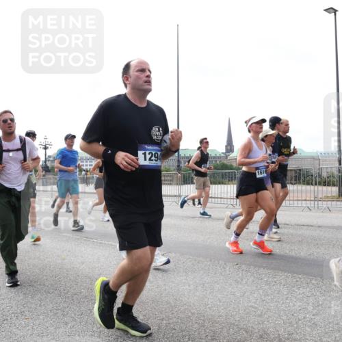 29.06.2025 - hella hamburg halbmarathon Lena Gebhardt http://msf.ph/oto/8312481 29.06.2025 10:22:07 Lombardsbrücke 14061, 10710, 1294, 167, 1616, 1003, 1158, 1187, 1191, 1250, 1294, 1419, 1598, 1668, 1958, 1963, 2009, 2022, 2063, 2172, 2315, 2351, 2353, 2514, 2529, 2744, 3050, 3108, 3172, 3458, 3606, 3768, 3910, 3946, 3995, 4046, 4113, 4114, 4131, 4289, 4366, 4375, 4376, 4556, 4559, 4829, 4970, 5079, 5641, 5838, 5957, 6030, 6048, 6049, 6086, 6303, 6307, 6475, 6676, 6805, 6820, 6881, 6977, 7075, 7162, 7612, 7672, 7794, 8431, 8715, 8855, 8860, 8884, 8954, 8959, 9002, 9062 meine-sportfotos.de