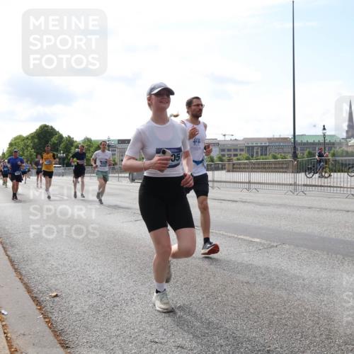 29.06.2025 - hella hamburg halbmarathon Lena Gebhardt http://msf.ph/oto/8312486 29.06.2025 10:12:22 Lombardsbrücke 05, 24, 1062, 1249, 1610, 1785, 1790, 1850, 2661, 2963, 2964, 3182, 3248, 3262, 3746, 4453, 4499, 4554, 5150, 5166, 5176, 5597, 5598, 6822, 6871, 6966, 7014, 7474, 8971, 9253, 9254, 9405, 9705, 10409, 10581, 10685, 11509, 11525, 11537, 11581, 11917, 12456, 13171, 13542, 13566, 13816, 14060, 14196, 14313, 14540, 14863, 14868, 15137, 15369, 16379, 16473, 16976, 18178, 18261, 18395, 18429, 18493, 18655 meine-sportfotos.de