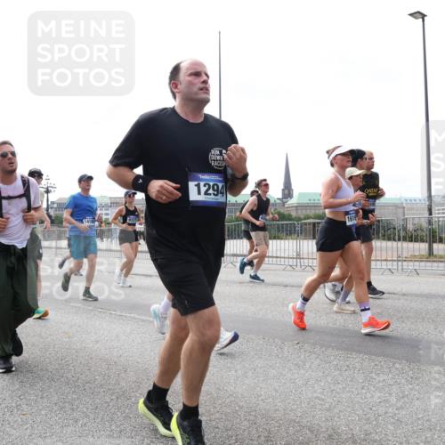 29.06.2025 - hella hamburg halbmarathon Lena Gebhardt http://msf.ph/oto/8312547 29.06.2025 10:22:07 Lombardsbrücke 14061, 10710, 14180, 9327, 1294, 1616, 1003, 1158, 1187, 1191, 1250, 1294, 1419, 1598, 1668, 1958, 1963, 2009, 2022, 2063, 2172, 2315, 2351, 2353, 2514, 2529, 2744, 3050, 3108, 3172, 3458, 3606, 3768, 3910, 3946, 3995, 4046, 4113, 4114, 4131, 4289, 4366, 4375, 4376, 4556, 4559, 4829, 4970, 5079, 5641, 5838, 5957, 6030, 6048, 6049, 6086, 6303, 6307, 6475, 6676, 6805, 6820, 6881, 6977, 7075, 7162, 7612, 7672, 7794, 8431, 8715, 8855, 8860, 8884, 8954, 8959, 9002, 9062 meine-sportfotos.de