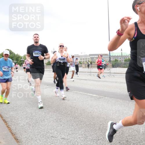 29.06.2025 - hella hamburg halbmarathon Lena Gebhardt http://msf.ph/oto/8312574 29.06.2025 10:56:35 Lombardsbrücke 9435, 16934, 6690, 1749, 1047, 1113, 1738, 2095, 2143, 2307, 2887, 2915, 2991, 3257, 3348, 3418, 3438, 3516, 3517, 3520, 3614, 3675, 3676, 3953, 3987, 4083, 4094, 4118, 4354, 4773, 5237, 5438, 5580, 5589, 5693, 5757, 5911, 5944, 6348, 6349, 6690, 6968, 7025, 7028, 7090, 7307, 7381, 7711, 8005, 8108, 8150, 8305, 8517, 8606, 8766, 8939, 8943, 9172, 9210, 9383, 9435, 9606, 9910, 9948, 9953, 10555, 10569, 10571, 10740, 10784, 10987 meine-sportfotos.de