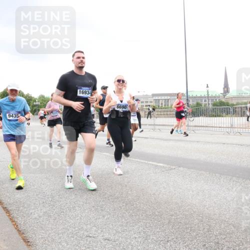 29.06.2025 - hella hamburg halbmarathon Lena Gebhardt http://msf.ph/oto/8312606 29.06.2025 10:56:36 Lombardsbrücke 9435, 1047, 5237, 16934, 6690, 1047, 1113, 1738, 2095, 2143, 2307, 2887, 2915, 2932, 2991, 3257, 3348, 3418, 3438, 3516, 3517, 3520, 3614, 3675, 3676, 3953, 3987, 4083, 4094, 4118, 4773, 5237, 5438, 5580, 5589, 5693, 5757, 5911, 5944, 6348, 6349, 6690, 6968, 7025, 7028, 7090, 7307, 7381, 7711, 8005, 8108, 8150, 8517, 8606, 8766, 8939, 8943, 9172, 9210, 9383, 9435, 9606, 9910, 9948, 9953, 10555, 10569, 10571, 10740, 10784, 10987 meine-sportfotos.de