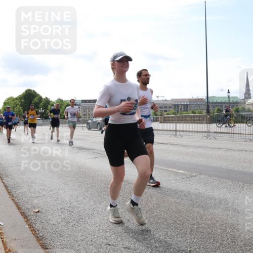 29.06.2025 - hella hamburg halbmarathon Lena Gebhardt http://msf.ph/oto/8312638 29.06.2025 10:12:22 Lombardsbrücke 1062, 1249, 1610, 1785, 1790, 1850, 2661, 2963, 2964, 3182, 3248, 3262, 3746, 4453, 4499, 4554, 5150, 5166, 5176, 5597, 5598, 6822, 6871, 6966, 7014, 7474, 8971, 9253, 9254, 9405, 9705, 10409, 10581, 10685, 11509, 11525, 11537, 11581, 11917, 12456, 13171, 13542, 13566, 13816, 14060, 14196, 14313, 14540, 14863, 14868, 15137, 15369, 16379, 16473, 16976, 18178, 18261, 18395, 18429, 18493, 18655 meine-sportfotos.de