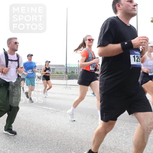 29.06.2025 - hella hamburg halbmarathon Lena Gebhardt http://msf.ph/oto/8312641 29.06.2025 10:22:07 Lombardsbrücke 14180, 10710, 19, 129, 1616, 1003, 1158, 1187, 1191, 1250, 1294, 1419, 1598, 1668, 1958, 1963, 2009, 2022, 2063, 2172, 2315, 2351, 2353, 2514, 2529, 2744, 3050, 3108, 3172, 3458, 3606, 3768, 3910, 3946, 3995, 4046, 4113, 4114, 4131, 4289, 4366, 4375, 4376, 4556, 4559, 4829, 4970, 5079, 5641, 5838, 5957, 6030, 6048, 6049, 6086, 6303, 6307, 6475, 6676, 6805, 6820, 6881, 6977, 7075, 7162, 7612, 7672, 7794, 8431, 8715, 8855, 8860, 8884, 8954, 8959, 9002, 9062 meine-sportfotos.de