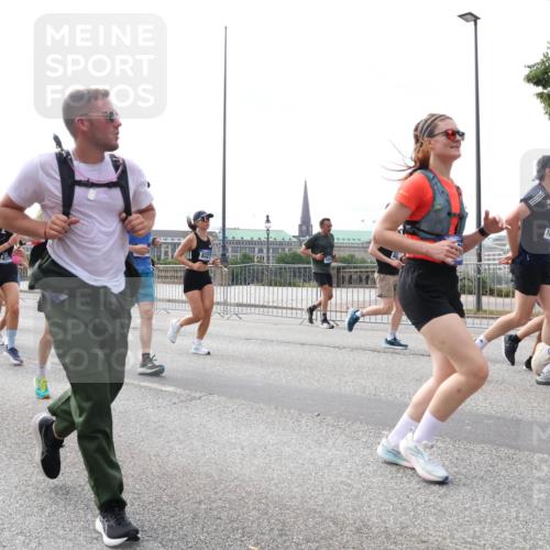 29.06.2025 - hella hamburg halbmarathon Lena Gebhardt http://msf.ph/oto/8312667 29.06.2025 10:22:07 Lombardsbrücke 980, 14, 10710, 1003, 1158, 1187, 1191, 1250, 1294, 1419, 1598, 1668, 1958, 1963, 2009, 2022, 2063, 2172, 2315, 2351, 2353, 2514, 2529, 2744, 3050, 3108, 3172, 3458, 3606, 3768, 3910, 3946, 3995, 4046, 4113, 4114, 4131, 4289, 4366, 4375, 4376, 4556, 4559, 4829, 4970, 5079, 5641, 5838, 5957, 6030, 6048, 6049, 6086, 6303, 6307, 6475, 6676, 6805, 6820, 6881, 6977, 7075, 7162, 7612, 7672, 7794, 8431, 8715, 8855, 8860, 8884, 8954, 8959, 9002, 9062 meine-sportfotos.de