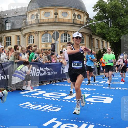 29.06.2025 - hella hamburg halbmarathon Strokosch-Dieckow http://msf.ph/oto/8312670 29.06.2025 10:57:19 Ziel 1877, 2417, 2676, 4940, 5926, 6272, 6281, 6302, 8585, 9450, 9577, 9727, 9934, 10383, 11590, 12014, 12590, 13394, 13664, 13750, 15110, 15229, 15664, 15695, 16625, 16830, 17160, 17660, 17779, 17828, 17848, 17993, 19184 meine-sportfotos.de