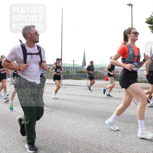 29.06.2025 - hella hamburg halbmarathon Lena Gebhardt http://msf.ph/oto/8312692 29.06.2025 10:22:08 Lombardsbrücke 9327, 4180, 14, 274, 10710, 96, 1003, 1158, 1187, 1191, 1250, 1294, 1419, 1598, 1668, 1958, 1963, 2009, 2022, 2063, 2172, 2315, 2351, 2353, 2514, 2529, 2744, 3050, 3108, 3172, 3458, 3606, 3768, 3910, 3946, 3995, 4046, 4113, 4114, 4131, 4289, 4366, 4375, 4376, 4556, 4559, 4829, 4970, 5079, 5641, 5838, 6030, 6048, 6049, 6303, 6307, 6347, 6475, 6676, 6805, 6820, 6881, 6977, 7075, 7162, 7612, 7672, 7794, 8431, 8715, 8855, 8860, 8884, 8954, 8959, 9002, 9062 meine-sportfotos.de