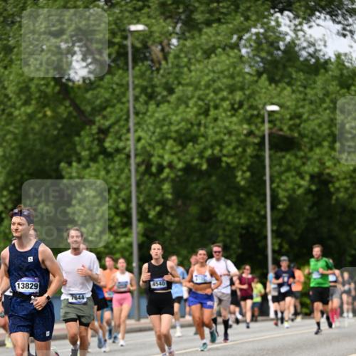 29.06.2025 - hella hamburg halbmarathon Dr. Thomas Lammeyer http://msf.ph/oto/8312707 29.06.2025 10:38:37 Kennedybrücke 1025, 1705, 1787, 2376, 2496, 2510, 2511, 2801, 3145, 3420, 3829, 4479, 4540, 4942, 5609, 6034, 6105, 6109, 6574, 6718, 6727, 6843, 7324, 7329, 7644, 8021, 8202, 8282, 8589, 8965, 9094, 9379, 9448, 9514, 10007, 10674, 11122, 11245, 11432 meine-sportfotos.de