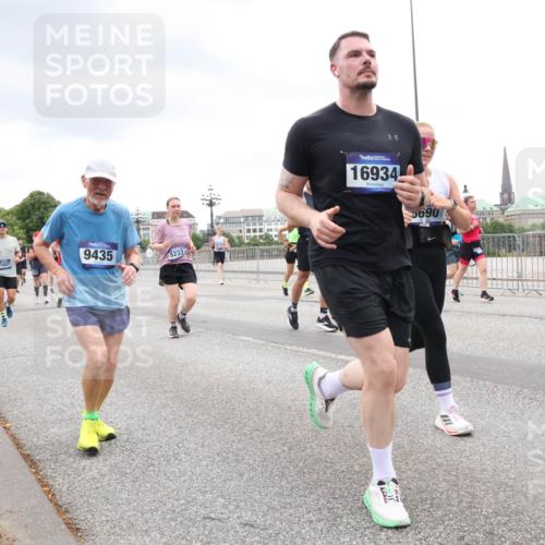 29.06.2025 - hella hamburg halbmarathon Lena Gebhardt http://msf.ph/oto/8312710 29.06.2025 10:56:36 Lombardsbrücke 1047, 9435, 5237, 16934, 690, 1047, 1113, 1738, 2095, 2143, 2307, 2887, 2915, 2932, 2991, 3257, 3348, 3418, 3438, 3516, 3517, 3520, 3614, 3675, 3676, 3953, 3987, 4083, 4094, 4118, 4773, 5237, 5438, 5580, 5589, 5693, 5757, 5911, 5944, 6348, 6349, 6690, 6968, 7025, 7028, 7090, 7307, 7381, 7711, 8005, 8108, 8150, 8517, 8606, 8766, 8939, 8943, 9172, 9210, 9383, 9435, 9606, 9910, 9948, 9953, 10555, 10569, 10571, 10740, 10784, 10987 meine-sportfotos.de