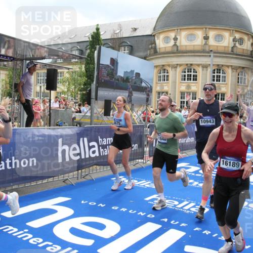 29.06.2025 - hella hamburg halbmarathon Michael Strokosch http://msf.ph/oto/8312766 29.06.2025 10:58:48 Ziel 1319, 2488, 2656, 2840, 5277, 5675, 6592, 6720, 8929, 10539, 10943, 11605, 11846, 13512, 13880, 14266, 14902, 14965, 15197, 16189, 17405, 17630, 17839, 18232, 18587, 18954 meine-sportfotos.de