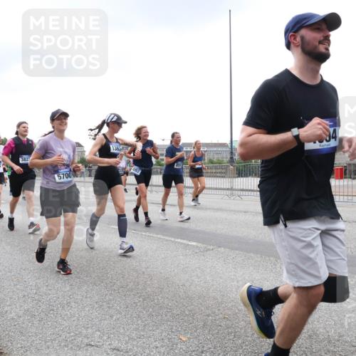 29.06.2025 - hella hamburg halbmarathon Lena Gebhardt http://msf.ph/oto/8312801 29.06.2025 10:47:01 Lombardsbrücke 13756, 3823, 5700, 1363, 092, 8553, 94, 1073, 1185, 1286, 1363, 1371, 1375, 1593, 1607, 1704, 1720, 1961, 1999, 2162, 2211, 2320, 2327, 2537, 2555, 2556, 2665, 2981, 3277, 3406, 3407, 3469, 3734, 3823, 4184, 4202, 4239, 4296, 4342, 4355, 4483, 4604, 5111, 5114, 5700, 5796, 5953, 6485, 6496, 6740, 6879, 7073, 7412, 7430, 7431, 7767, 7827, 8131, 8477, 8486, 8553, 8684, 8706, 8967, 9691, 10230, 13969, 14261, 15852, 16882, 16987 meine-sportfotos.de
