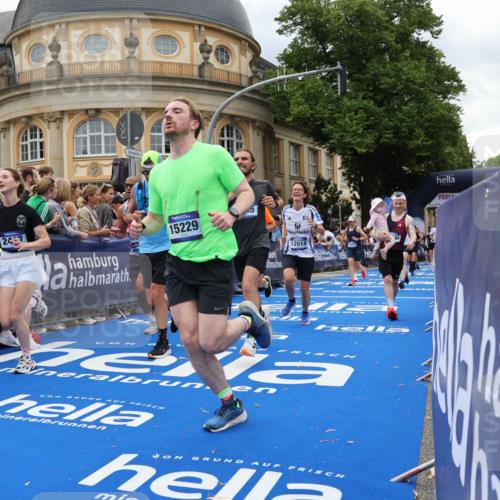 29.06.2025 - hella hamburg halbmarathon Strokosch-Dieckow http://msf.ph/oto/8312818 29.06.2025 10:57:20 Ziel 2417, 2676, 3435, 4940, 5926, 6272, 6281, 6302, 8393, 8585, 9450, 9577, 9727, 9934, 10383, 11590, 12014, 12590, 13394, 13664, 15229, 15664, 15695, 16093, 16625, 16830, 17160, 17660, 17758, 17779, 17828, 17848, 17993 meine-sportfotos.de