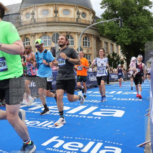 29.06.2025 - hella hamburg halbmarathon Strokosch-Dieckow http://msf.ph/oto/8312859 29.06.2025 10:57:20 Ziel 2417, 2676, 3435, 4940, 5926, 6272, 6281, 6302, 8393, 8585, 9450, 9577, 9727, 9934, 10383, 11590, 12014, 12590, 13394, 13664, 15229, 15664, 15695, 16093, 16625, 16830, 17160, 17660, 17758, 17779, 17828, 17848, 17993 meine-sportfotos.de