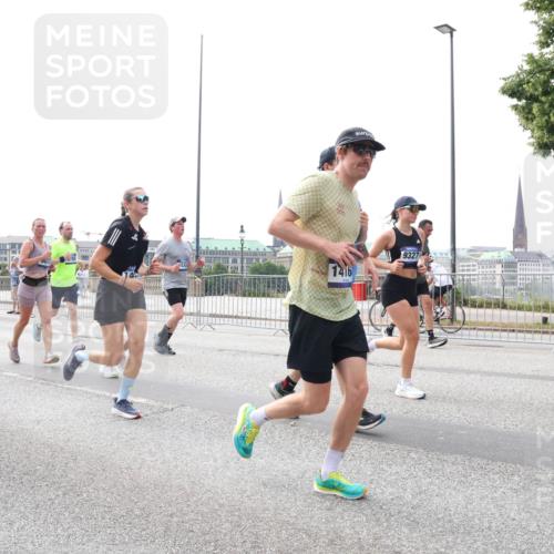 29.06.2025 - hella hamburg halbmarathon Lena Gebhardt http://msf.ph/oto/8312899 29.06.2025 10:22:08 Lombardsbrücke 177, 032, 4061, 52, 10710, 1416, 9327, 1003, 1158, 1187, 1191, 1250, 1294, 1419, 1598, 1668, 1958, 1963, 2009, 2022, 2063, 2172, 2315, 2351, 2353, 2514, 2529, 2744, 3050, 3108, 3172, 3458, 3606, 3768, 3910, 3946, 3995, 4046, 4113, 4114, 4131, 4289, 4366, 4375, 4376, 4556, 4559, 4829, 4970, 5079, 5641, 5838, 6030, 6048, 6049, 6303, 6307, 6347, 6475, 6676, 6805, 6820, 6881, 6977, 7075, 7162, 7612, 7672, 7794, 8431, 8715, 8855, 8860, 8884, 8954, 8959, 9002, 9062 meine-sportfotos.de