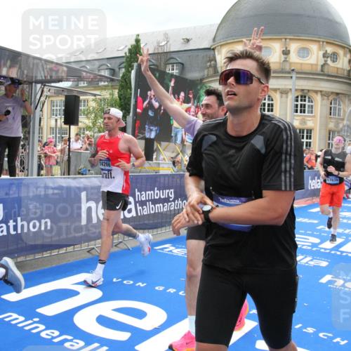 29.06.2025 - hella hamburg halbmarathon Michael Strokosch http://msf.ph/oto/8313006 29.06.2025 10:58:50 Ziel 1319, 2488, 2656, 2840, 3859, 5277, 5675, 6720, 8807, 8929, 10268, 10539, 10943, 11605, 11846, 13512, 13880, 14266, 14902, 14965, 16189, 17405, 17630, 17839, 18232, 18954 meine-sportfotos.de