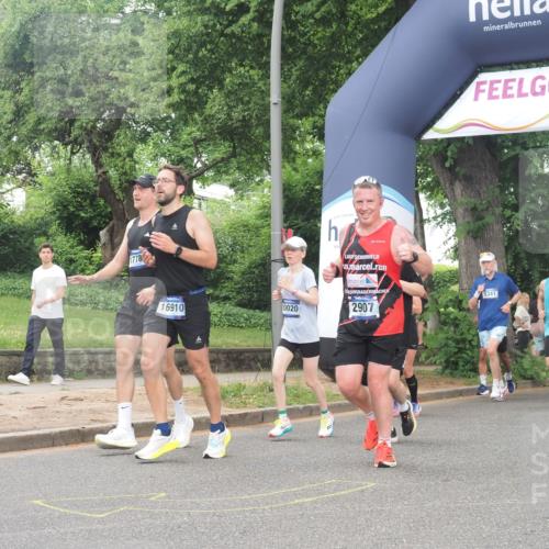 29.06.2025 - hella hamburg halbmarathon KatJ http://msf.ph/oto/8313011 29.06.2025 10:44:56 Zwischen KM18-KM19 2282, 2806, 2840, 2907, 3251, 5341, 6104, 7856 meine-sportfotos.de