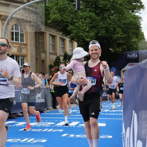 29.06.2025 - hella hamburg halbmarathon Strokosch-Dieckow http://msf.ph/oto/8313021 29.06.2025 10:57:22 Ziel 2417, 2676, 3435, 5926, 6272, 6281, 6302, 8393, 8585, 9450, 9727, 9934, 10383, 12014, 12144, 12590, 13394, 13664, 15229, 15695, 16093, 16625, 16830, 17160, 17758, 17779, 17828, 17848 meine-sportfotos.de