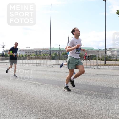 29.06.2025 - hella hamburg halbmarathon Lena Gebhardt http://msf.ph/oto/8313031 29.06.2025 10:12:24 Lombardsbrücke 1850, 9254, 1062, 1249, 1610, 1785, 1790, 1850, 2661, 2963, 2964, 3182, 3248, 3262, 3746, 4453, 4499, 4554, 5150, 5166, 5176, 5597, 5598, 6822, 6871, 6966, 7014, 7474, 8971, 9253, 9254, 9405, 9705, 10409, 10581, 10685, 11509, 11525, 11537, 11581, 12456, 13171, 13542, 13566, 13816, 14060, 14196, 14313, 14540, 14863, 14868, 15137, 15369, 16379, 16473, 16976, 18178, 18261, 18395, 18429, 18493, 18655 meine-sportfotos.de