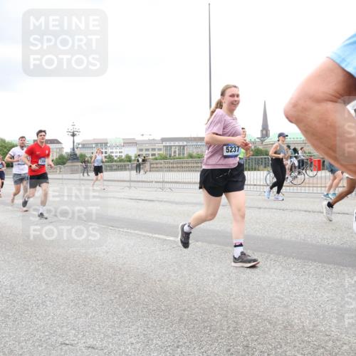 29.06.2025 - hella hamburg halbmarathon Lena Gebhardt http://msf.ph/oto/8313036 29.06.2025 10:56:38 Lombardsbrücke 2543, 1047, 5237, 1047, 1113, 1738, 2143, 2307, 2887, 2915, 2932, 2991, 3257, 3348, 3387, 3418, 3438, 3516, 3517, 3520, 3614, 3675, 3676, 3953, 3987, 4083, 4094, 4118, 4773, 5237, 5438, 5580, 5589, 5693, 5757, 5911, 5944, 6348, 6349, 6690, 6968, 7025, 7028, 7090, 7307, 7381, 7711, 8108, 8150, 8517, 8606, 8766, 8939, 8943, 9172, 9210, 9383, 9435, 9606, 9910, 9948, 9953, 10555, 10569, 10571, 10740, 10784, 10987 meine-sportfotos.de