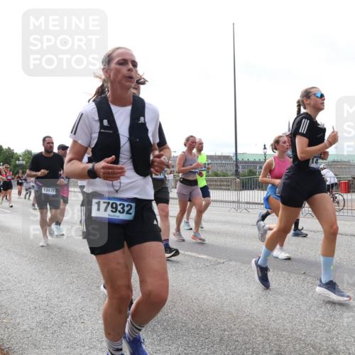29.06.2025 - hella hamburg halbmarathon Lena Gebhardt http://msf.ph/oto/8313056 29.06.2025 10:22:09 Lombardsbrücke 13477, 17932, 1003, 1158, 1187, 1191, 1250, 1294, 1419, 1598, 1668, 1958, 1963, 2009, 2022, 2063, 2172, 2315, 2351, 2353, 2514, 2529, 2744, 3050, 3108, 3172, 3458, 3606, 3768, 3910, 3946, 3995, 4046, 4113, 4114, 4131, 4289, 4366, 4375, 4376, 4556, 4559, 4829, 4970, 5079, 5641, 5838, 6030, 6048, 6049, 6303, 6307, 6347, 6475, 6676, 6805, 6820, 6881, 6977, 7075, 7162, 7672, 7794, 8431, 8511, 8715, 8855, 8860, 8884, 8954, 8959, 9002, 9062 meine-sportfotos.de