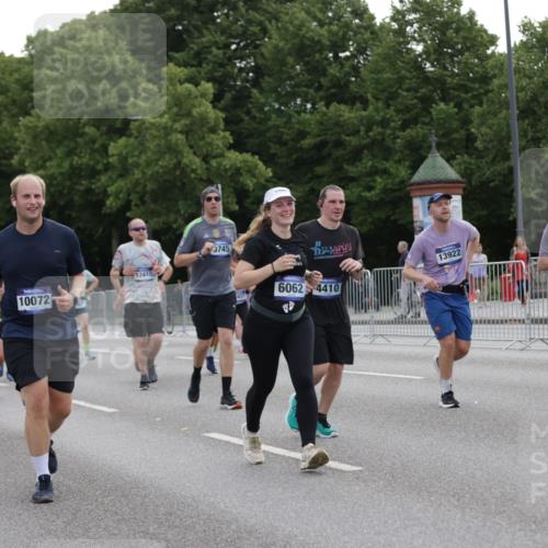 29.06.2025 - hella hamburg halbmarathon Jannik Wohlers http://msf.ph/oto/8313117 29.06.2025 10:38:39 Lombardsbrücke 1232, 1390, 1451, 1760, 2524, 2534, 2571, 2574, 2893, 2998, 3307, 3745, 4257, 4320, 4410, 4964, 6062, 6112, 6611, 7589, 7815, 8457, 8783, 9446, 9708, 9974, 9977, 10001, 10072, 10315, 10554, 10604, 10696, 11201, 12090, 12092, 12410, 12722, 12745, 13060, 13922, 14557, 14558, 14856, 16335, 16388, 16841, 16883, 17313 meine-sportfotos.de