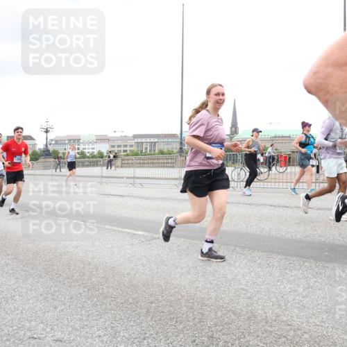 29.06.2025 - hella hamburg halbmarathon Lena Gebhardt http://msf.ph/oto/8313120 29.06.2025 10:56:38 Lombardsbrücke 1047, 1120, 1047, 1113, 1738, 2143, 2307, 2887, 2915, 2932, 2991, 3257, 3348, 3387, 3418, 3438, 3516, 3517, 3520, 3614, 3675, 3676, 3953, 3987, 4083, 4094, 4118, 4773, 5237, 5438, 5580, 5589, 5693, 5757, 5911, 5944, 6348, 6349, 6690, 6968, 7025, 7028, 7090, 7307, 7381, 7711, 8108, 8150, 8517, 8606, 8766, 8939, 8943, 9172, 9210, 9383, 9435, 9606, 9910, 9948, 9953, 10555, 10569, 10571, 10740, 10784, 10987 meine-sportfotos.de