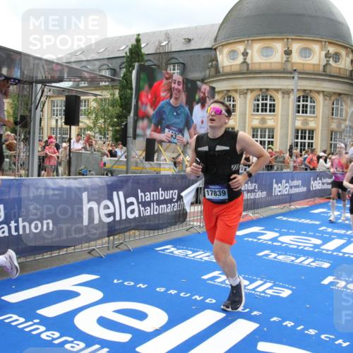 29.06.2025 - hella hamburg halbmarathon Michael Strokosch http://msf.ph/oto/8313135 29.06.2025 10:58:51 Ziel 2159, 2488, 2656, 2840, 3859, 5277, 5675, 6720, 8807, 8929, 10268, 10539, 10943, 11605, 11846, 13512, 13880, 14266, 14902, 14965, 17405, 17630, 17839, 18232, 18954 meine-sportfotos.de