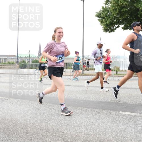29.06.2025 - hella hamburg halbmarathon Lena Gebhardt http://msf.ph/oto/8313153 29.06.2025 10:56:38 Lombardsbrücke 12221, 5237, 109, 1047, 1113, 1738, 2143, 2307, 2887, 2915, 2932, 2991, 3257, 3348, 3387, 3418, 3438, 3516, 3517, 3520, 3614, 3675, 3676, 3953, 3987, 4083, 4094, 4118, 4773, 5237, 5438, 5580, 5589, 5693, 5757, 5911, 5944, 6348, 6349, 6690, 6968, 7025, 7028, 7090, 7307, 7381, 7711, 8108, 8150, 8517, 8606, 8766, 8939, 8943, 9172, 9210, 9383, 9435, 9606, 9910, 9948, 9953, 10555, 10569, 10571, 10740, 10784, 10987 meine-sportfotos.de