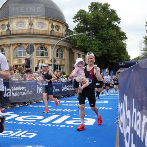29.06.2025 - hella hamburg halbmarathon Strokosch-Dieckow http://msf.ph/oto/8313158 29.06.2025 10:57:23 Ziel 2417, 3435, 5926, 6272, 6281, 6302, 8393, 8585, 9450, 9727, 9934, 12014, 12144, 12590, 13245, 13394, 13664, 15229, 15695, 16093, 16625, 16830, 17160, 17758, 17779, 17828 meine-sportfotos.de