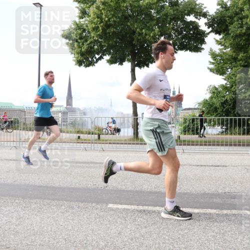 29.06.2025 - hella hamburg halbmarathon Lena Gebhardt http://msf.ph/oto/8313162 29.06.2025 10:12:25 Lombardsbrücke 1062, 1249, 1610, 1785, 1790, 1850, 2661, 2963, 2964, 3182, 3248, 3262, 3746, 4453, 4499, 4554, 5150, 5166, 5176, 5597, 5598, 6822, 6871, 6966, 7014, 7474, 8971, 9253, 9254, 9405, 9705, 10409, 10581, 10685, 11509, 11525, 11537, 11581, 12456, 13171, 13542, 13566, 13816, 14060, 14196, 14313, 14540, 14863, 14868, 14869, 15137, 15369, 16379, 16473, 16826, 16911, 16976, 18178, 18395, 18429, 18493, 18655 meine-sportfotos.de