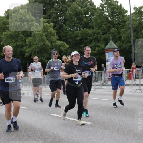 29.06.2025 - hella hamburg halbmarathon Jannik Wohlers http://msf.ph/oto/8313172 29.06.2025 10:38:39 Lombardsbrücke 1232, 1390, 1451, 1760, 2524, 2534, 2571, 2574, 2893, 2998, 3307, 3745, 4257, 4320, 4410, 4964, 6062, 6112, 6611, 7589, 7815, 8457, 8783, 9446, 9708, 9974, 9977, 10001, 10072, 10315, 10554, 10604, 10696, 11201, 12090, 12092, 12410, 12722, 12745, 13060, 13922, 14557, 14558, 14856, 16335, 16388, 16841, 16883, 17313 meine-sportfotos.de
