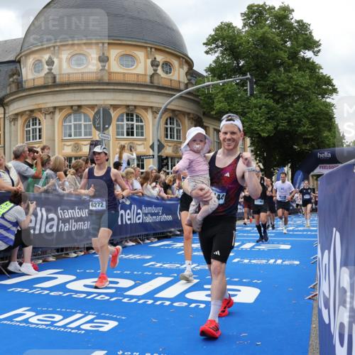 29.06.2025 - hella hamburg halbmarathon Strokosch-Dieckow http://msf.ph/oto/8313177 29.06.2025 10:57:23 Ziel 2417, 3435, 5926, 6272, 6281, 6302, 8393, 8585, 9450, 9727, 9934, 12014, 12144, 12590, 13245, 13394, 13664, 15229, 15695, 16093, 16625, 16830, 17160, 17758, 17779, 17828 meine-sportfotos.de