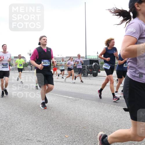 29.06.2025 - hella hamburg halbmarathon Lena Gebhardt http://msf.ph/oto/8313237 29.06.2025 10:47:03 Lombardsbrücke 3756, 13757, 8684, 3823, 9092, 855, 570, 1073, 1185, 1286, 1363, 1371, 1375, 1463, 1593, 1607, 1704, 1720, 1961, 1999, 2162, 2211, 2320, 2327, 2537, 2555, 2556, 2665, 2981, 3277, 3406, 3407, 3734, 3823, 4184, 4202, 4239, 4296, 4342, 4483, 4604, 4806, 4895, 5111, 5114, 5700, 5796, 5953, 6485, 6496, 6740, 6879, 7073, 7412, 7430, 7431, 7630, 7631, 7827, 8105, 8131, 8477, 8486, 8553, 8684, 8706, 8915, 8967, 9691, 14261, 16882, 16987 meine-sportfotos.de