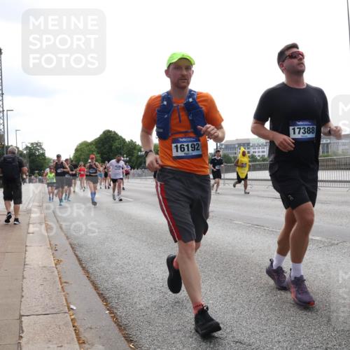 29.06.2025 - hella hamburg halbmarathon Lena Gebhardt http://msf.ph/oto/8313283 29.06.2025 10:37:21 Lombardsbrücke 16192, 17388, 1022, 1253, 1276, 1337, 1339, 1488, 1490, 1597, 1819, 1952, 1954, 2016, 2031, 2072, 2104, 2272, 2480, 2486, 2640, 3127, 3165, 3633, 3714, 4097, 4347, 4733, 5146, 5171, 5186, 5224, 5538, 5560, 5640, 5786, 5790, 5940, 6172, 6359, 6584, 6804, 6821, 6955, 7085, 7124, 7202, 7235, 7544, 7707, 7777, 7823, 8007, 8257, 8258, 8315, 8758, 8811, 8843, 9054, 9055, 9524, 10506, 12123, 12472, 12824, 16680 meine-sportfotos.de