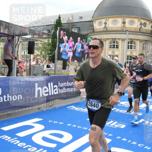 29.06.2025 - hella hamburg halbmarathon Michael Strokosch http://msf.ph/oto/8313299 29.06.2025 10:58:53 Ziel 2159, 2488, 2840, 3859, 4632, 4833, 5277, 5885, 6720, 8807, 9156, 9353, 10268, 10539, 12734, 13880, 14266, 14673, 14902, 14965, 17405, 17630, 17839, 18232, 18954 meine-sportfotos.de