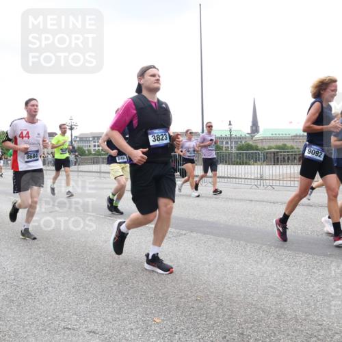 29.06.2025 - hella hamburg halbmarathon Lena Gebhardt http://msf.ph/oto/8313308 29.06.2025 10:47:03 Lombardsbrücke 13756, 13757, 35953, 44, 8684, 8488, 3823, 10514, 10515, 9092, 855, 1073, 1185, 1286, 1363, 1371, 1375, 1463, 1593, 1607, 1704, 1720, 1961, 1999, 2162, 2211, 2320, 2327, 2537, 2555, 2556, 2665, 2981, 3277, 3406, 3407, 3734, 3823, 4184, 4202, 4239, 4296, 4342, 4483, 4604, 4806, 4895, 5111, 5114, 5700, 5796, 5953, 6485, 6496, 6740, 6879, 7073, 7412, 7430, 7431, 7630, 7631, 7827, 8105, 8131, 8477, 8486, 8553, 8684, 8706, 8915, 8967, 9691, 14261, 16882, 16987 meine-sportfotos.de