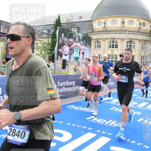 29.06.2025 - hella hamburg halbmarathon Michael Strokosch http://msf.ph/oto/8313326 29.06.2025 10:58:53 Ziel 2159, 2488, 2840, 3859, 4632, 4833, 5277, 5885, 6720, 8807, 9156, 9353, 10268, 10539, 12734, 13880, 14266, 14673, 14902, 14965, 17405, 17630, 17839, 18232, 18954 meine-sportfotos.de