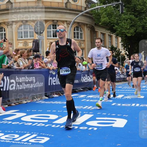 29.06.2025 - hella hamburg halbmarathon Strokosch-Dieckow http://msf.ph/oto/8313391 29.06.2025 10:57:25 Ziel 2236, 3435, 4502, 5015, 5134, 5728, 5926, 6272, 6281, 6302, 8393, 9450, 9727, 12014, 12144, 12590, 13245, 13394, 13664, 15695, 16093, 16625, 16830, 17160, 17758, 17828 meine-sportfotos.de