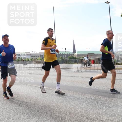 29.06.2025 - hella hamburg halbmarathon Lena Gebhardt http://msf.ph/oto/8313449 29.06.2025 10:12:26 Lombardsbrücke 63, 445, 4499, 10685, 1850, 1062, 1249, 1610, 1785, 1790, 1850, 2531, 2661, 2963, 2964, 3182, 3248, 3262, 3746, 4453, 4499, 4554, 5150, 5166, 5176, 5597, 5598, 6822, 6871, 6966, 7014, 7474, 8971, 9253, 9254, 9405, 9705, 10581, 10685, 11509, 11525, 11537, 11581, 12456, 13171, 13566, 13816, 14060, 14196, 14313, 14540, 14863, 14868, 14869, 15137, 15369, 16379, 16473, 16826, 16911, 16976, 18178, 18429, 18493, 18655 meine-sportfotos.de