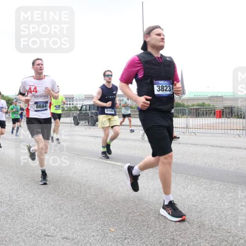 29.06.2025 - hella hamburg halbmarathon Lena Gebhardt http://msf.ph/oto/8313473 29.06.2025 10:47:03 Lombardsbrücke 13756, 13757, 44, 8684, 8486, 3823, 9092, 1073, 1185, 1286, 1363, 1371, 1375, 1463, 1593, 1607, 1704, 1720, 1961, 1999, 2162, 2211, 2320, 2327, 2537, 2555, 2556, 2665, 2981, 3277, 3406, 3407, 3734, 3823, 4184, 4202, 4239, 4296, 4342, 4483, 4604, 4806, 4895, 5111, 5114, 5700, 5796, 5953, 6485, 6496, 6740, 6879, 7073, 7412, 7430, 7431, 7630, 7631, 7827, 8105, 8131, 8477, 8486, 8553, 8684, 8706, 8915, 8967, 9691, 14261, 16882, 16987 meine-sportfotos.de