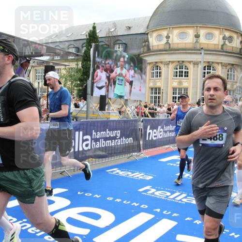 29.06.2025 - hella hamburg halbmarathon Michael Strokosch http://msf.ph/oto/8313479 29.06.2025 10:58:54 Ziel 2159, 2488, 2840, 3859, 4632, 4833, 5277, 5885, 6720, 8807, 9156, 9353, 10268, 10539, 10788, 12734, 14673, 14965, 17405, 17630, 17931, 18180, 18232, 18954 meine-sportfotos.de