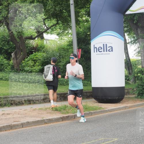 29.06.2025 - hella hamburg halbmarathon KatJ http://msf.ph/oto/8313579 29.06.2025 10:15:37 Zwischen KM18-KM19 1271 meine-sportfotos.de