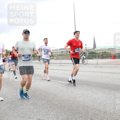 29.06.2025 - hella hamburg halbmarathon Lena Gebhardt http://msf.ph/oto/8313588 29.06.2025 10:56:39 Lombardsbrücke 12543, 108, 1047, 13096, 11204, 1047, 1113, 2143, 2307, 2887, 2915, 2932, 2991, 3257, 3348, 3387, 3418, 3438, 3516, 3517, 3520, 3614, 3675, 3676, 3953, 3987, 4083, 4094, 4118, 4773, 5237, 5438, 5580, 5589, 5693, 5757, 5911, 5944, 6348, 6349, 6690, 7025, 7028, 7090, 7307, 7381, 7711, 8108, 8150, 8197, 8517, 8606, 8766, 8939, 8943, 9172, 9210, 9383, 9435, 9606, 9910, 9948, 9953, 10555, 10569, 10571, 10740, 10784 meine-sportfotos.de