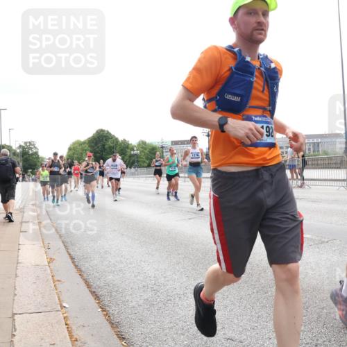 29.06.2025 - hella hamburg halbmarathon Lena Gebhardt http://msf.ph/oto/8313596 29.06.2025 10:37:21 Lombardsbrücke 1276, 92, 17388, 20, 1022, 1253, 1276, 1337, 1339, 1488, 1490, 1597, 1819, 1952, 1954, 2016, 2031, 2072, 2104, 2272, 2480, 2486, 2640, 3127, 3165, 3633, 3714, 4097, 4347, 4733, 5146, 5171, 5186, 5224, 5538, 5560, 5640, 5786, 5790, 5940, 6172, 6359, 6584, 6804, 6821, 6955, 7085, 7124, 7202, 7235, 7544, 7707, 7777, 7823, 8007, 8257, 8258, 8315, 8758, 8811, 8843, 9054, 9055, 9524, 10506, 12123, 12472, 12824, 16680 meine-sportfotos.de