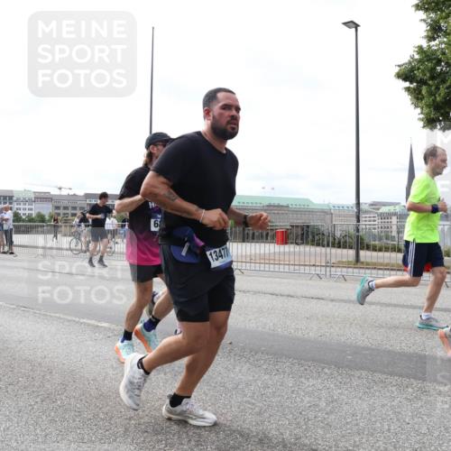 29.06.2025 - hella hamburg halbmarathon Lena Gebhardt http://msf.ph/oto/8313616 29.06.2025 10:22:11 Lombardsbrücke 3172, 1615, 68, 13477, 9807, 1003, 1158, 1187, 1191, 1250, 1294, 1419, 1598, 1668, 1958, 1963, 2009, 2022, 2063, 2172, 2315, 2351, 2353, 2514, 2529, 2744, 3050, 3108, 3172, 3457, 3458, 3606, 3768, 3910, 3946, 3995, 4046, 4113, 4114, 4131, 4289, 4366, 4556, 4559, 4829, 4970, 5079, 5641, 5838, 6030, 6048, 6049, 6303, 6307, 6347, 6475, 6676, 6805, 6820, 6881, 6977, 7075, 7162, 7672, 7794, 8431, 8511, 8715, 8855, 8860, 8884, 8954, 8959, 9002, 9062 meine-sportfotos.de