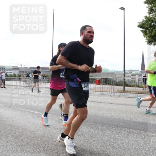 29.06.2025 - hella hamburg halbmarathon Lena Gebhardt http://msf.ph/oto/8313663 29.06.2025 10:22:11 Lombardsbrücke 3172, 1615, 68, 13477, 9807, 1003, 1158, 1187, 1191, 1250, 1294, 1419, 1598, 1668, 1958, 1963, 2009, 2022, 2063, 2172, 2315, 2351, 2353, 2514, 2529, 2744, 3050, 3108, 3172, 3457, 3458, 3606, 3768, 3910, 3946, 3995, 4046, 4113, 4114, 4131, 4289, 4366, 4556, 4559, 4829, 4970, 5079, 5641, 5838, 6030, 6048, 6049, 6303, 6307, 6347, 6475, 6676, 6805, 6820, 6881, 6977, 7075, 7162, 7672, 7794, 8431, 8511, 8715, 8855, 8860, 8884, 8954, 8959, 9002, 9062 meine-sportfotos.de