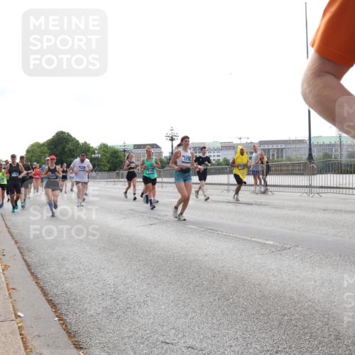 29.06.2025 - hella hamburg halbmarathon Lena Gebhardt http://msf.ph/oto/8313697 29.06.2025 10:37:22 Lombardsbrücke 16831, 1276, 1022, 1253, 1276, 1337, 1339, 1488, 1490, 1597, 1819, 1954, 2016, 2031, 2072, 2104, 2199, 2272, 2480, 2486, 2640, 3127, 3165, 3633, 3714, 4097, 4347, 4733, 5146, 5171, 5186, 5224, 5538, 5560, 5640, 5786, 5790, 5940, 6172, 6584, 6804, 6821, 6955, 7085, 7124, 7202, 7235, 7544, 7707, 7777, 7823, 8007, 8257, 8258, 8315, 8758, 8811, 8843, 9054, 9055, 9524, 10506, 12123, 12472, 12824, 16680 meine-sportfotos.de