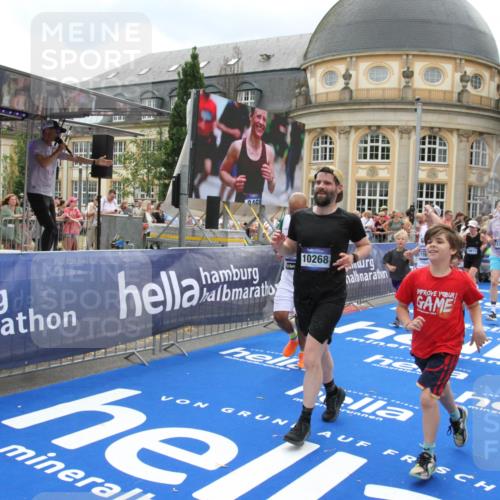 29.06.2025 - hella hamburg halbmarathon Michael Strokosch http://msf.ph/oto/8313718 29.06.2025 10:58:56 Ziel 2159, 2488, 3859, 4632, 4833, 5277, 5885, 6438, 6720, 8807, 9156, 9353, 10268, 10518, 10539, 10788, 10915, 12734, 12735, 13654, 14673, 14965, 17405, 17630, 17931, 18180, 18232, 18954 meine-sportfotos.de