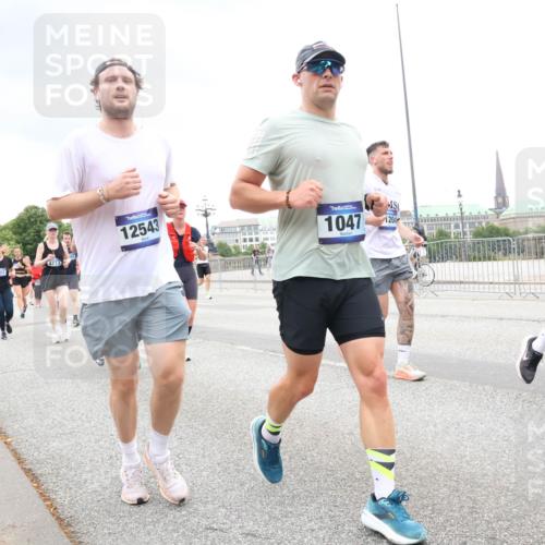 29.06.2025 - hella hamburg halbmarathon Lena Gebhardt http://msf.ph/oto/8313729 29.06.2025 10:56:40 Lombardsbrücke 7307, 4773, 12543, 1047, 1204, 1047, 1113, 1207, 2143, 2307, 2887, 2915, 2932, 2991, 3257, 3348, 3387, 3418, 3438, 3516, 3517, 3520, 3614, 3675, 3676, 3953, 3987, 4083, 4094, 4118, 4773, 5237, 5438, 5589, 5693, 5757, 5911, 5944, 6284, 6348, 6349, 6690, 7025, 7028, 7090, 7307, 7381, 7416, 7417, 7711, 8108, 8150, 8197, 8517, 8606, 8766, 8939, 8943, 9172, 9210, 9383, 9606, 9910, 9948, 9953, 10555, 10569, 10571, 10740, 10784 meine-sportfotos.de