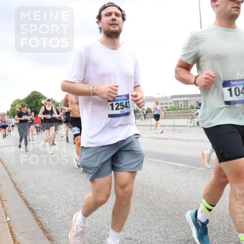 29.06.2025 - hella hamburg halbmarathon Lena Gebhardt http://msf.ph/oto/8313769 29.06.2025 10:56:40 Lombardsbrücke 6034, 12543, 1047, 1047, 1113, 1207, 2143, 2307, 2887, 2915, 2932, 2991, 3257, 3348, 3387, 3418, 3438, 3516, 3517, 3520, 3614, 3675, 3676, 3953, 3987, 4083, 4094, 4118, 4773, 5237, 5438, 5589, 5693, 5757, 5911, 5944, 6284, 6348, 6349, 6690, 7025, 7028, 7090, 7307, 7381, 7416, 7417, 7711, 8108, 8150, 8197, 8517, 8606, 8766, 8939, 8943, 9172, 9210, 9383, 9606, 9910, 9948, 9953, 10555, 10569, 10571, 10740, 10784 meine-sportfotos.de